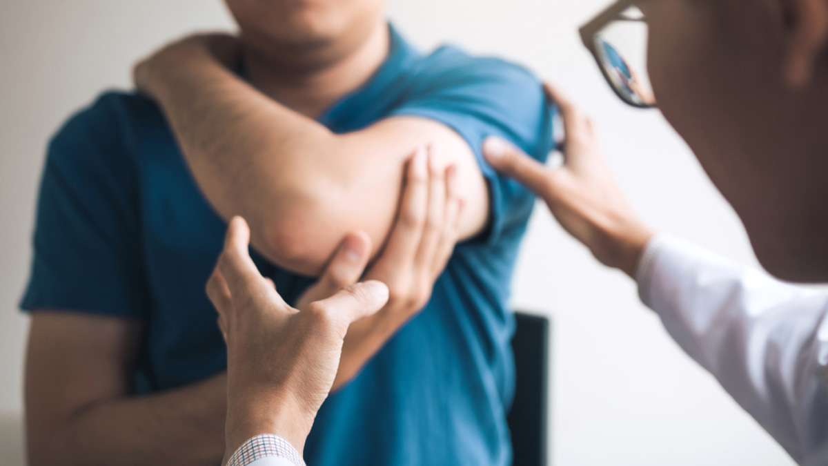 Elbow pain assessment with a CORPEO physiotherapist