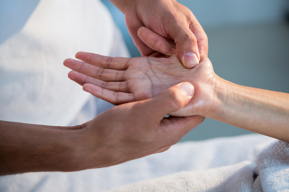 Hand pain assessment with a CORPEO physiotherapist